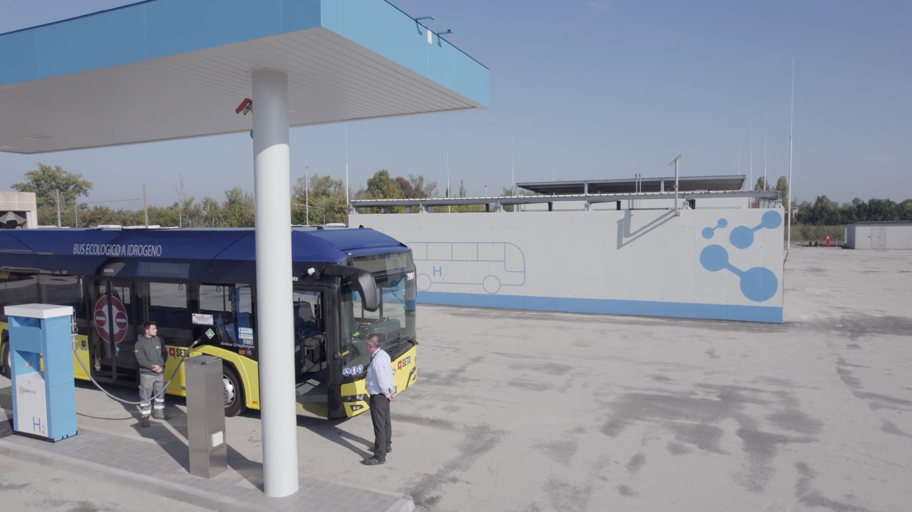 Autobus SETA presso la stazione di rifornimento a idrogeno