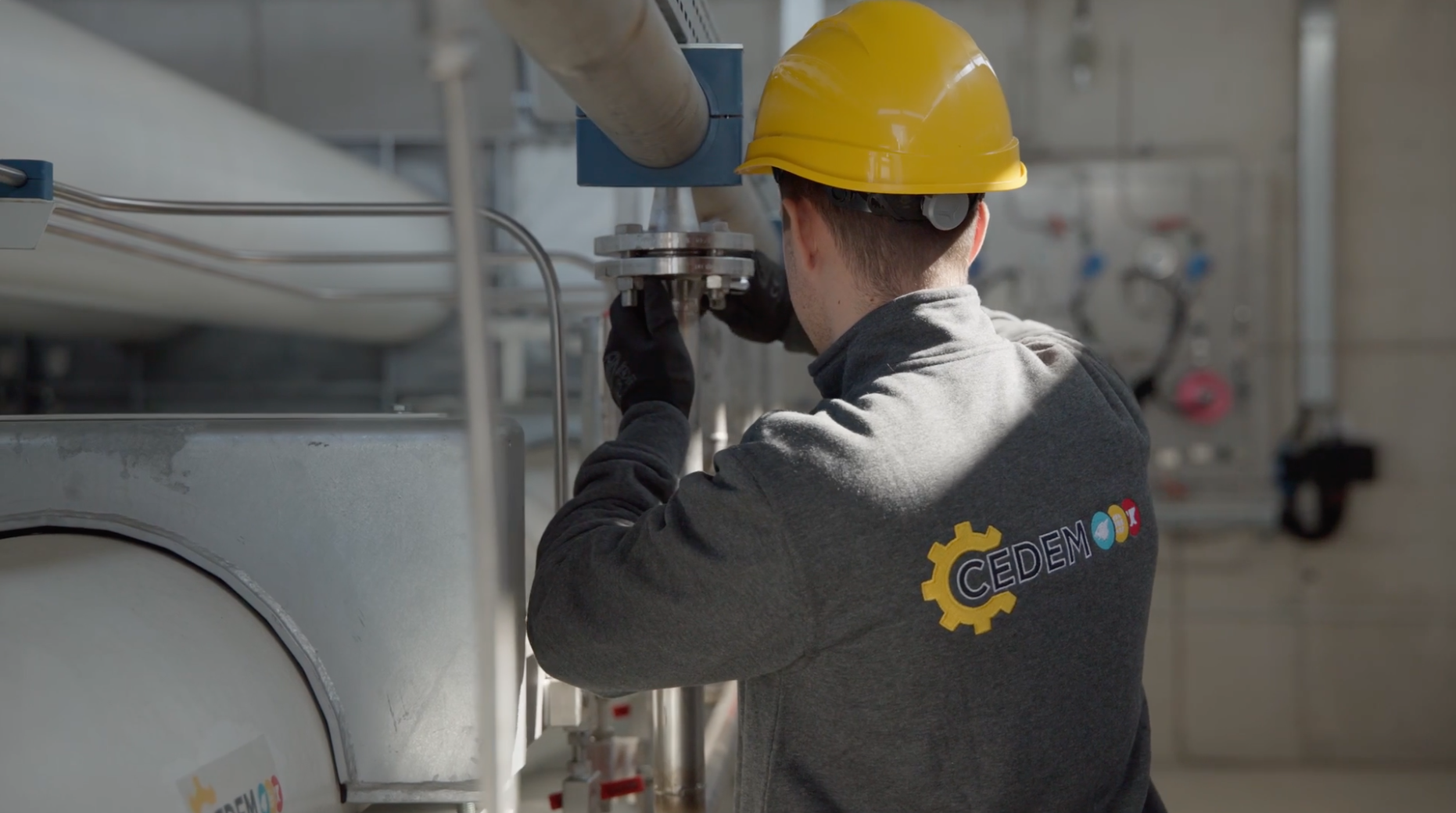 Tecnico CEDEM al lavoro sull’impianto